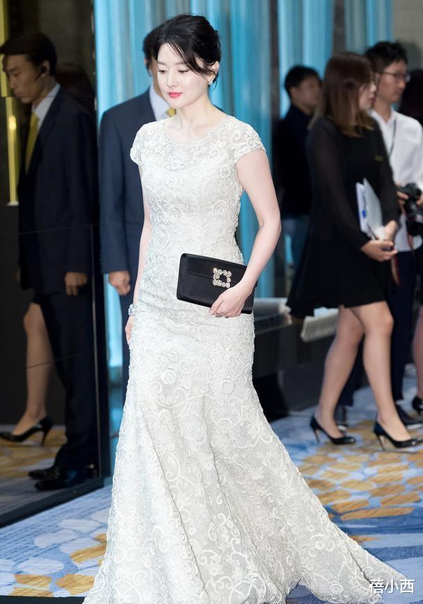 蓓小西|李英爱越老越惊艳，穿旗袍去看秀自带贵妇气质，看不出要奔五了