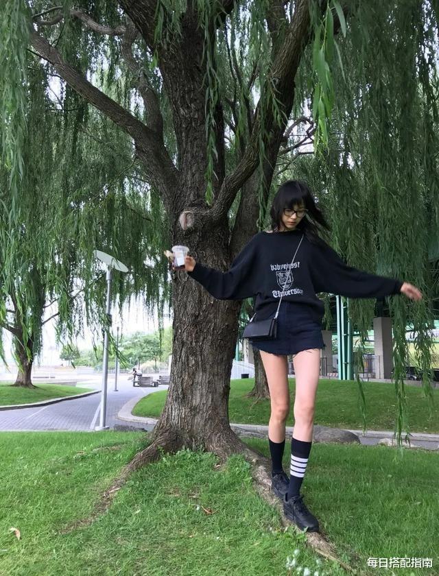 每日搭配指南|天凉别再露脚踝了，今年秋天“露袜子”才是真时髦，保暖又洋气