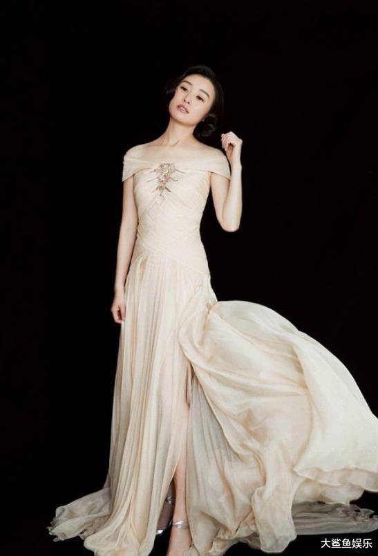 吴越|吴越穿一袭黑色星河丝绒抹胸裙秀傲人曲线，神秘高贵美成焦点