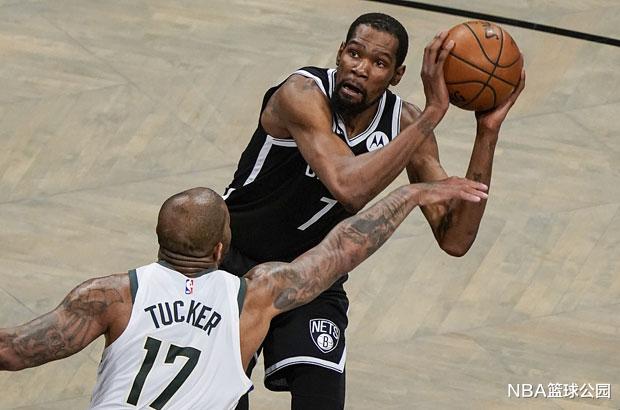 凯文·杜兰特|篮网出局!哈登扭头就走,可谁注意杜兰特举动,紧抱塔克不愿松手