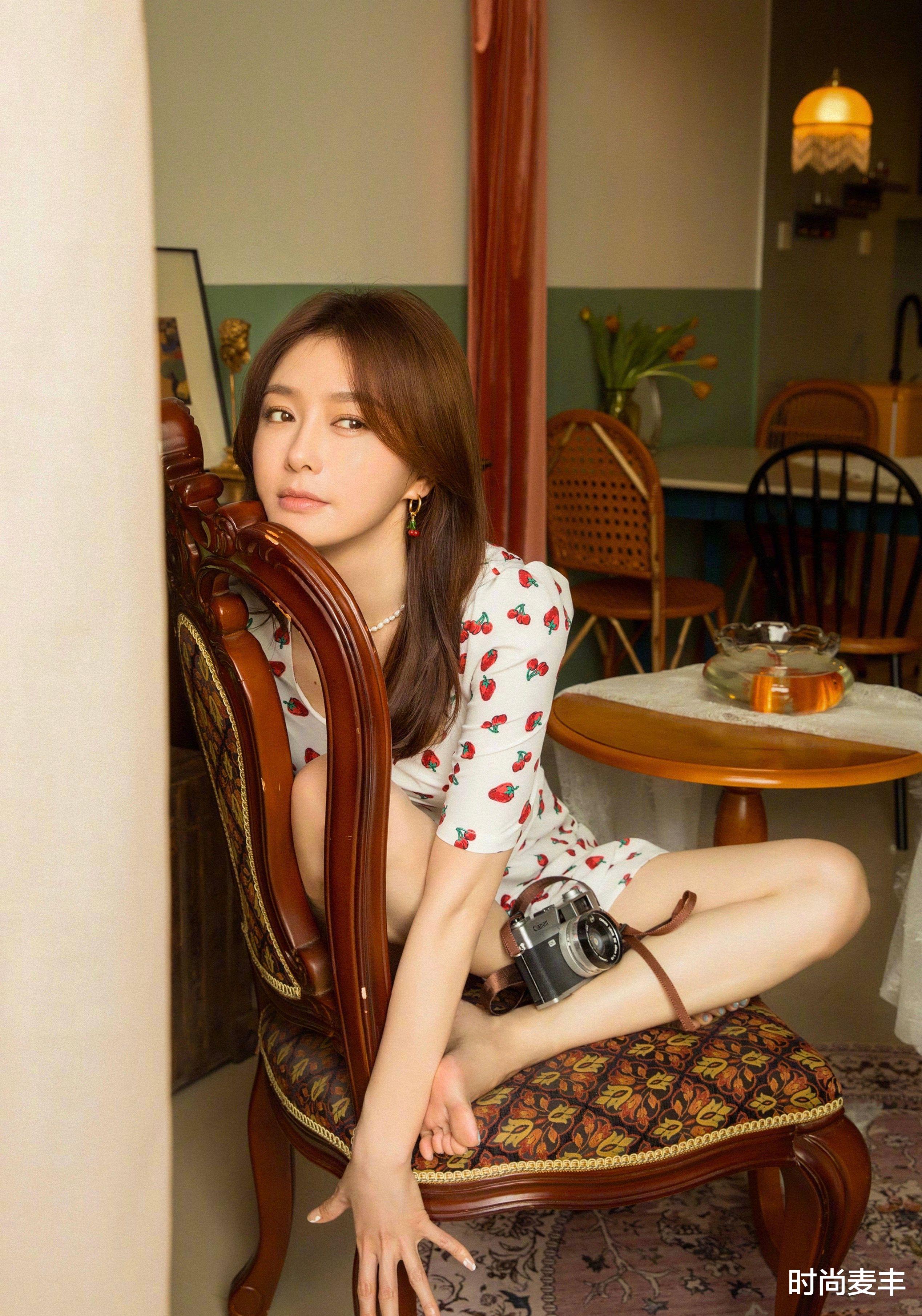 时尚麦丰|秦岚与好友庆祝生日，卫衣配长裤简约休闲，好有亲和力