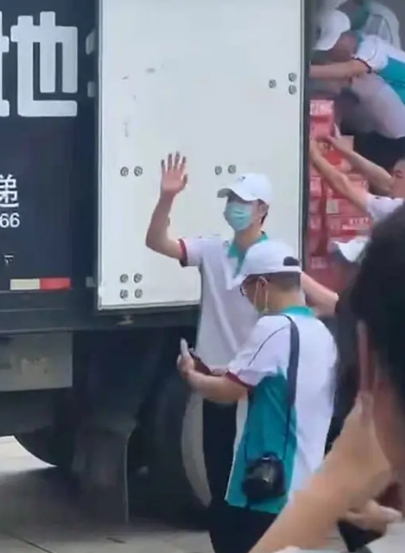 李易峰|支援变作秀？网友曝王一博到河南后粉丝齐摆拍，他挥手像是来视察