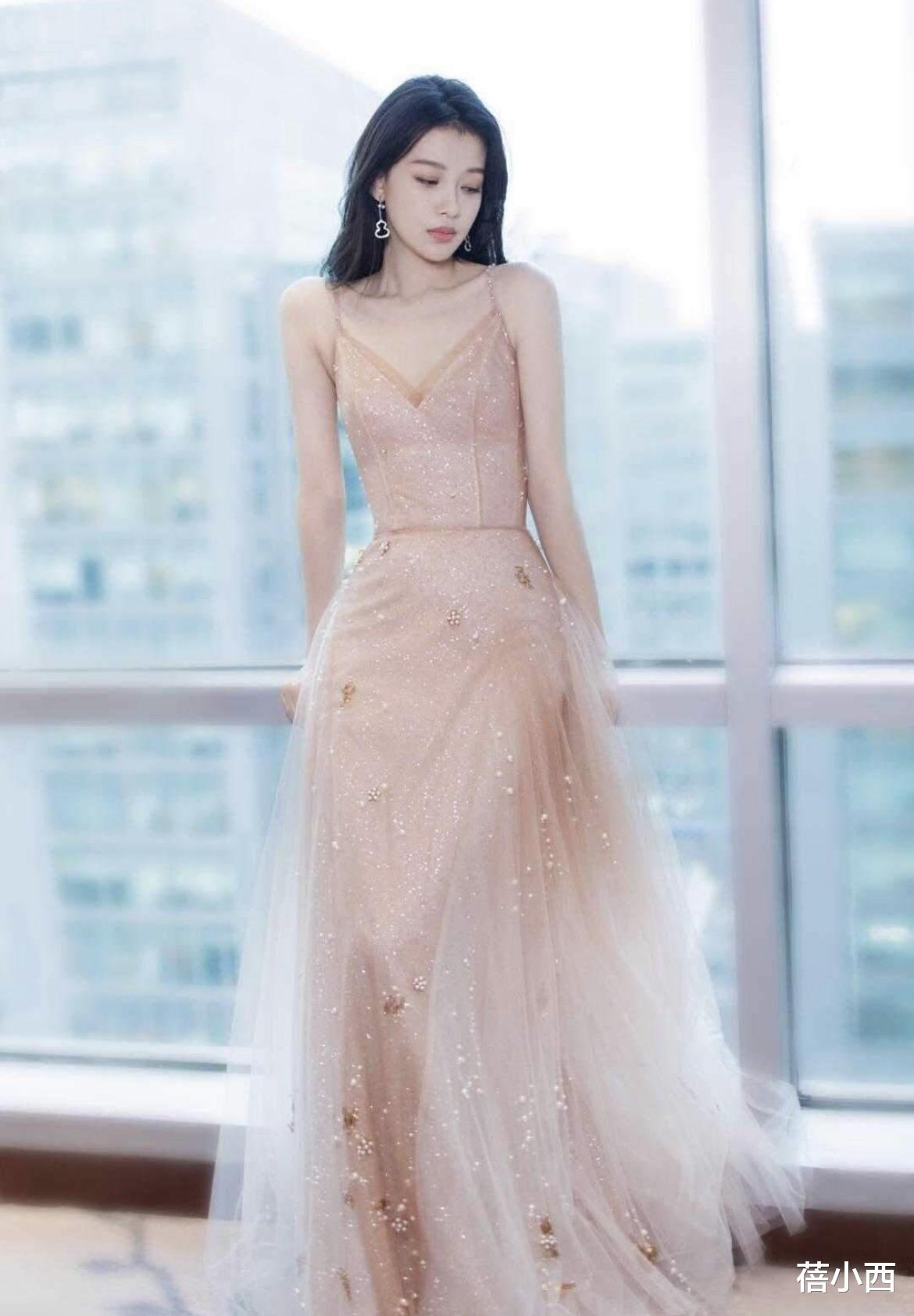 孙怡|董子健的老婆和丈母娘录节目，孙怡一条短裤就要1万9，漫画腿抢镜