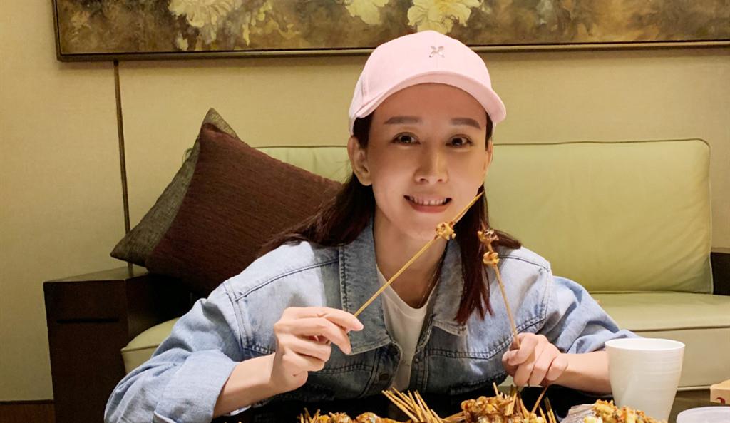 姐姐|43岁胡静上浪姐真拼了，穿透明吊带剪银短发，把30位姐姐写手臂上