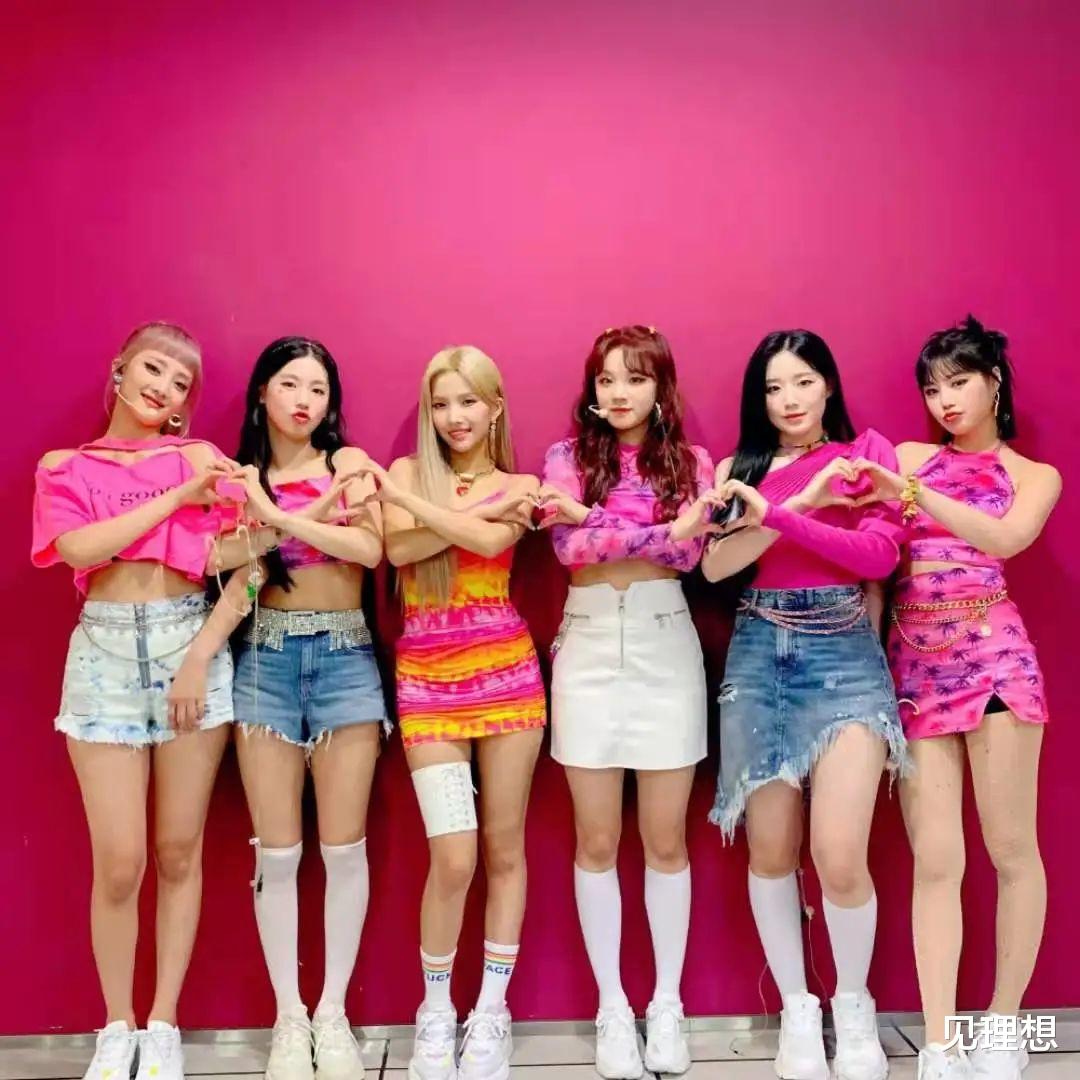 韩国女团|韩国女团穿“开裆裤”唱跳!露黑色底裤显不雅,迷惑穿搭辣眼睛!