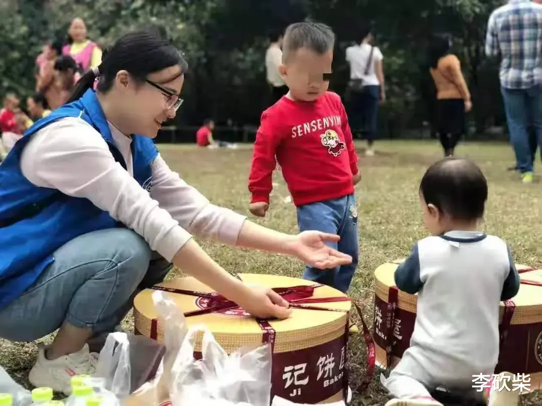 兰州|2021年6月，梁小霞的母亲揭开女儿的雕像，她双手久久不愿放下