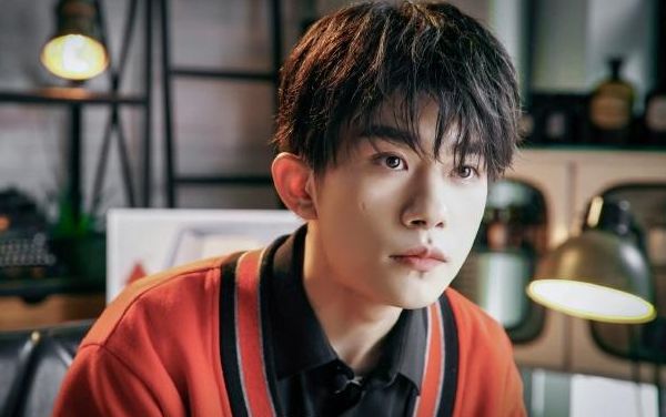 易烊千玺|易烊千玺春晚又戴假发？颜值回春成小鲜肉，原来是造型的问题