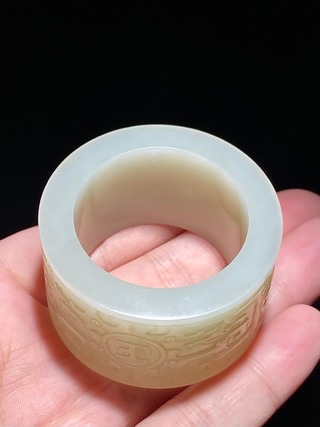 和田玉籽料|清乾隆 和田玉籽料 白玉 斋庄中正 夔龙纹 发箍 箍形器