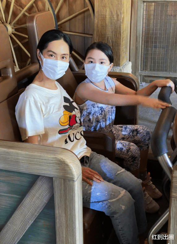 朱茵|朱茵50岁寿辰好热闹！闺蜜蔡少芬晒合照庆祝，老公黄贯中大秀恩爱