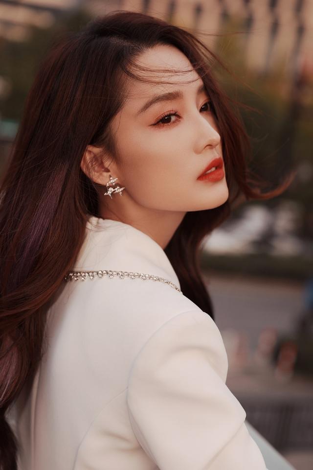 曹颖|李沁这身材绝了，穿西装裙大胆扮“下衣失踪”，真正的纯欲天花板