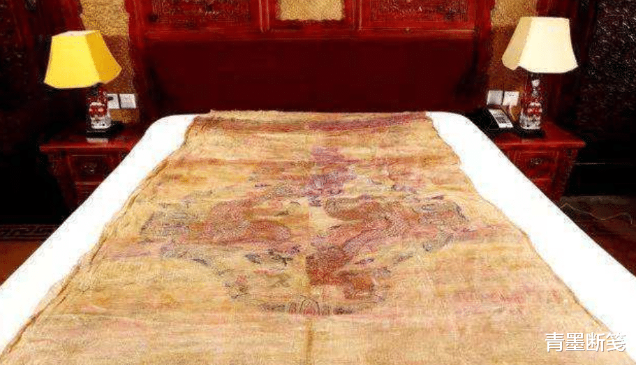 文玩|大盗孙殿英扔掉一张“破被子”，被工薪族9万捡漏，现在价值上亿