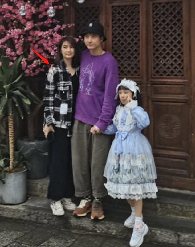 猫姐穿搭经 张丹峰一家三口同框,洪欣穿搭减龄时髦,真不像50岁的阿姨