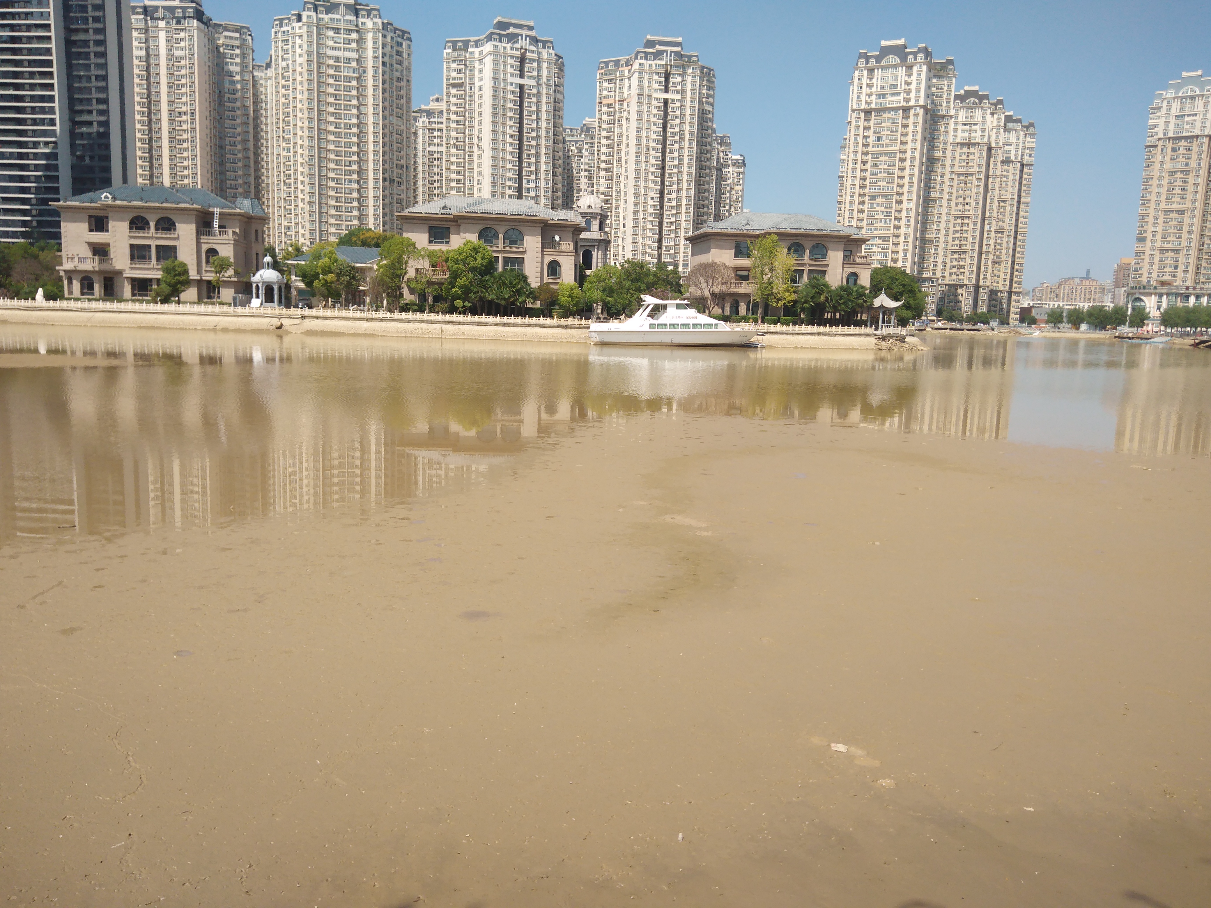  帝湖水干了
