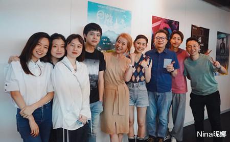 叶童|58岁叶童真老了，穿T恤裙喝红酒面黄肌瘦似大妈，同框大9岁老公似隔辈