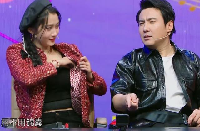 关晓彤|关晓彤当众掀开外套，却被“腋窝”抢镜，网友：这也太爱干净了