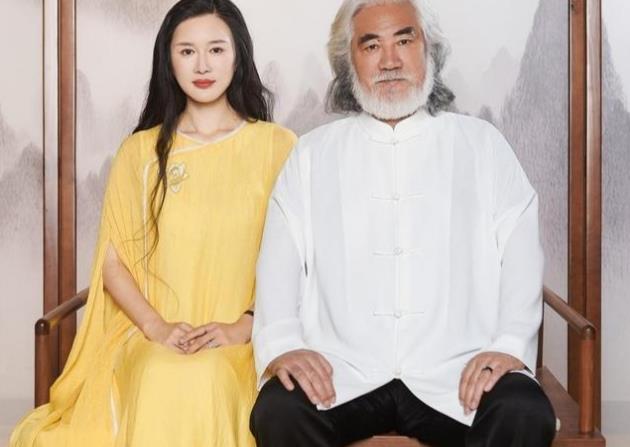 张纪中|张纪中过70寿辰，同龄岳父母拄拐杖来庆贺，和女婿站一起略显尴尬