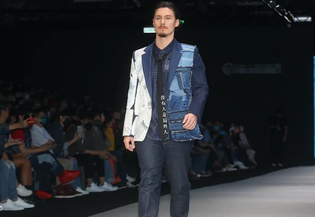 周华健|周华健32岁混血儿子罕露面!留小胡子颜值回春,拍照表情太夸张