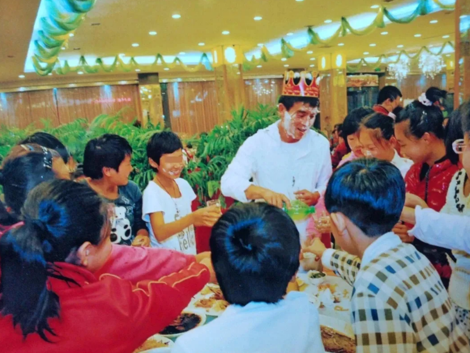 兜妈爱叨叨|他单身46年未婚,膝下却有120多个孩子,堪称国内“超暖爸爸”