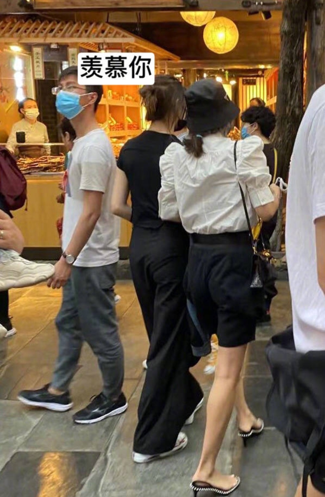 章子怡|章子怡与大女儿牵手逛街似姐妹，小苹果身材高挑颜值佳赶超章子怡