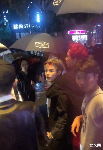 殷世航|殷世航逛街被男友人牵手搂怀里，小鸟依人回眸一笑很可爱，被调侃像小崽子