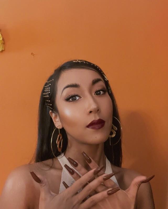 美甲|吉克隽逸的“芭比粉美甲”火了，本以为显黑，看到上手效果：心动