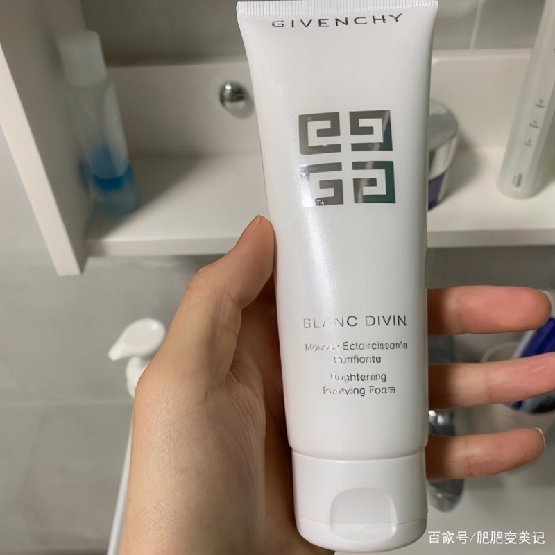 菲菲岚时尚 良心洗面奶：非常清爽，细致毛孔，去痘痘去痘印提亮肤色