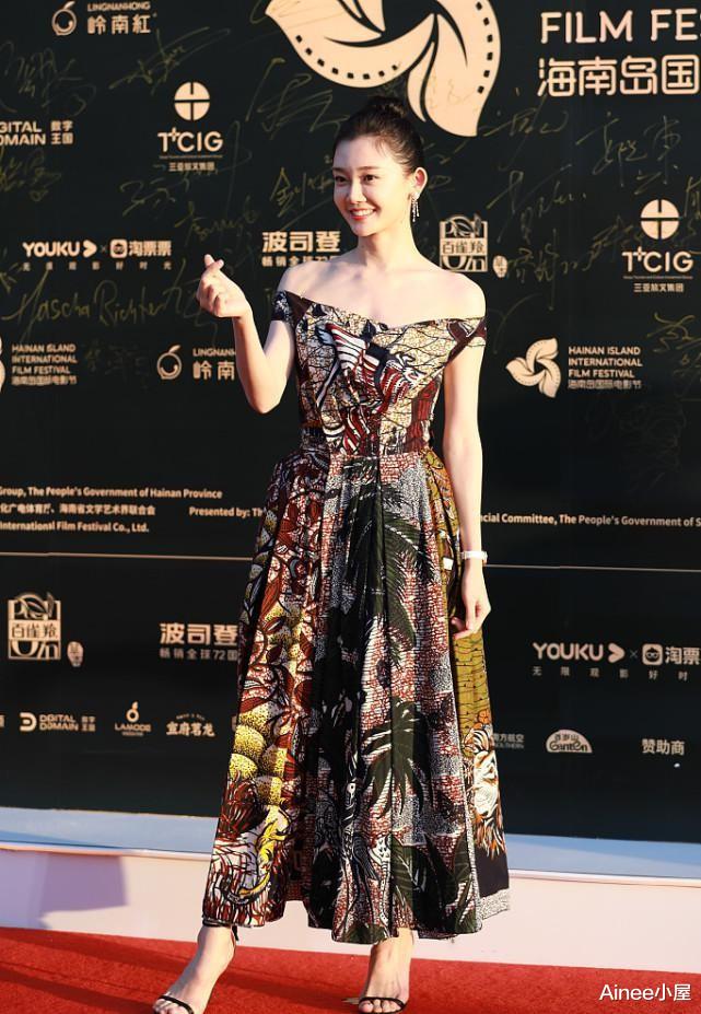 Ainee小屋|苗苗、杨颖不愧是辣妈圈“顶流”，同穿连身裙，一个高级一个妩媚