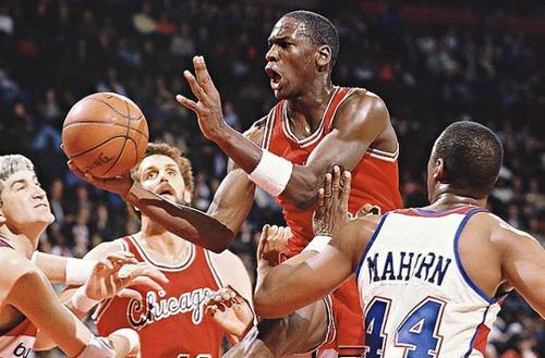 可馨育娃|不聪明的乔丹，连续三年倒在活塞脚下，却不找巴克利合作