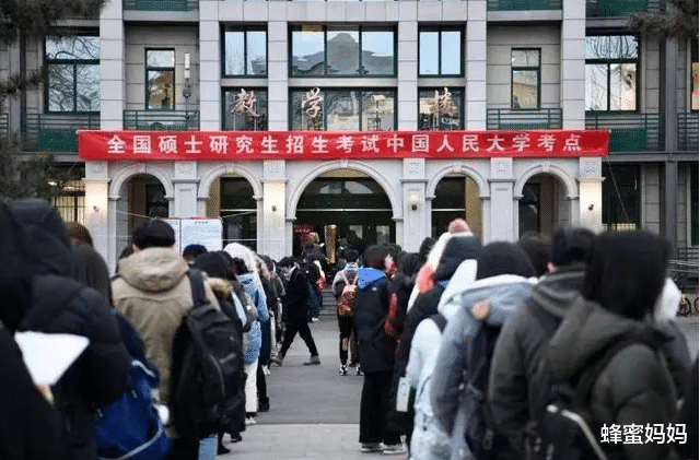 考研|河南宝妈生完二胎去考研，家人考场外拉横幅，内容引网友热议
