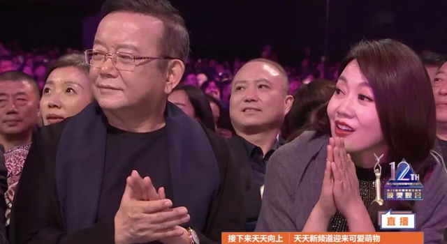 迪丽热巴|演员获奖时表情：周冬雨当场愣住，热巴从容捂胸，王菲：我应得的