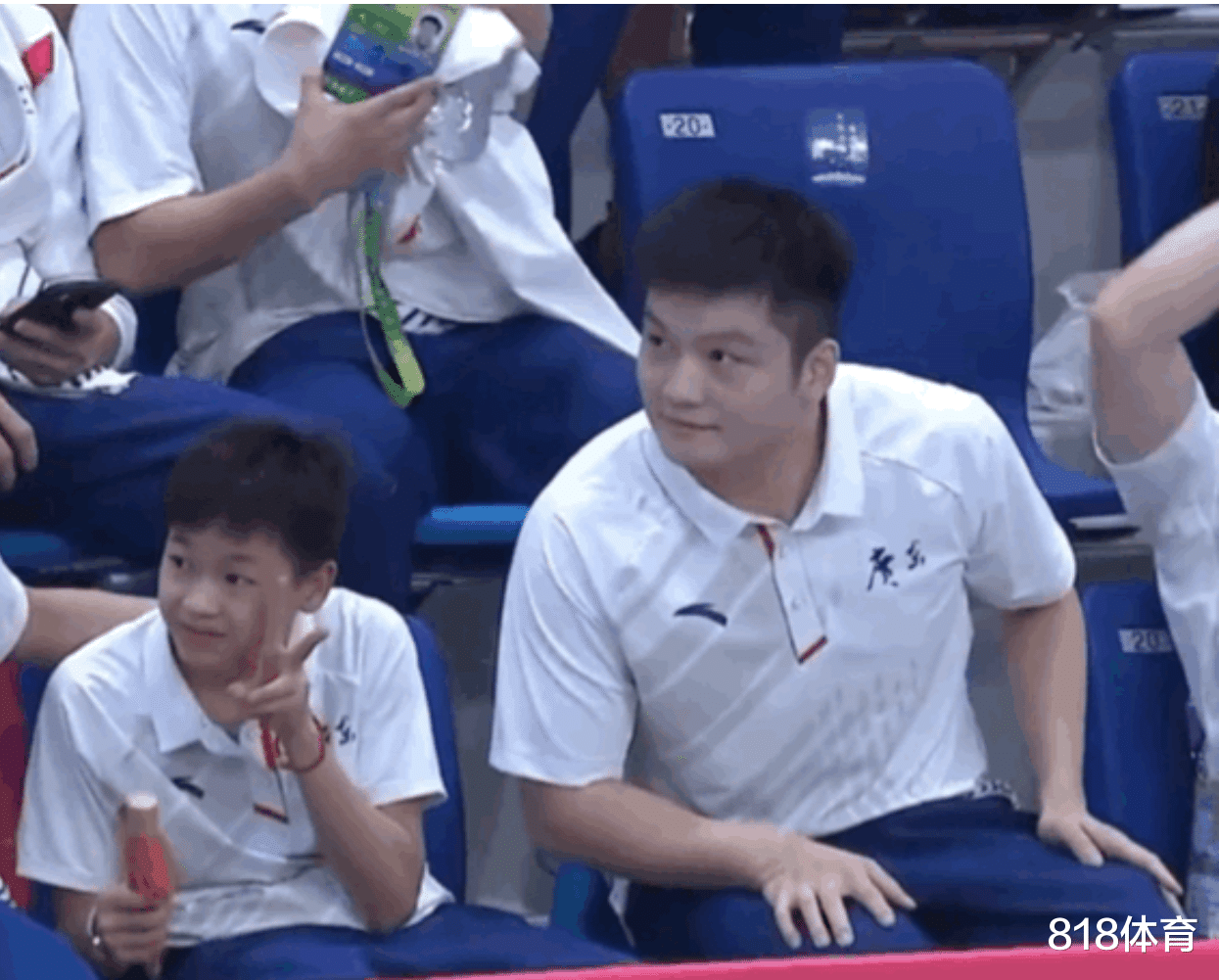 全红婵|萌翻! 全红婵被师姐陈艺文偷吃半根火腿肠, 气呼呼找樊振东告状