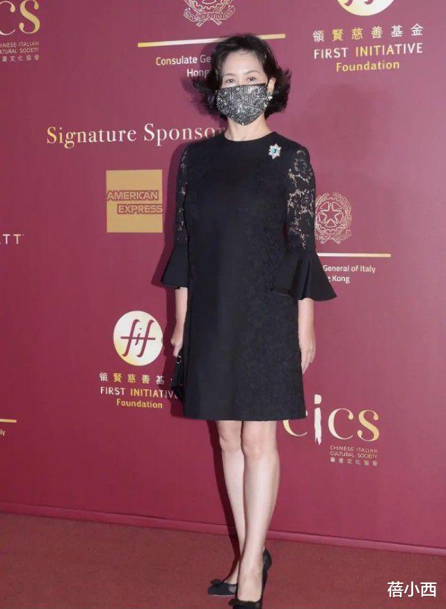 蓓小西|何超琼的“女掌门气质”太高级，穿一袭小黑裙，也能惊艳又气派