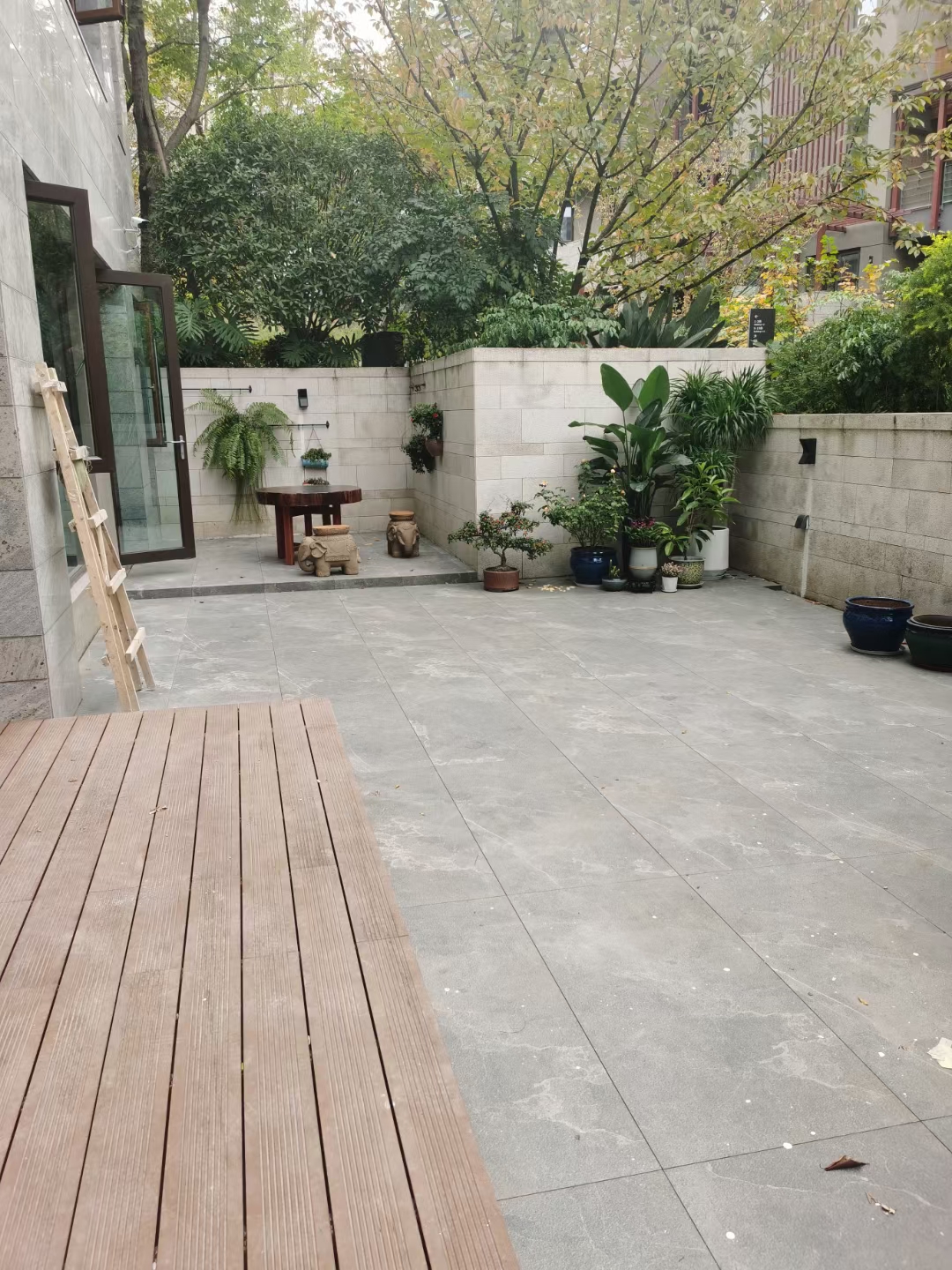 成都麓湖生态城装修快完工了,硬装效果还不错,这花园好舒服