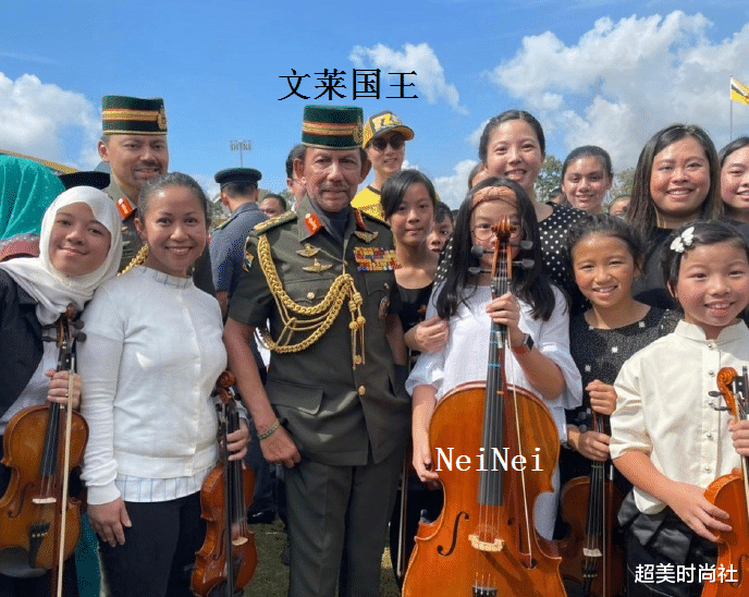 吴尊|吴尊10岁女儿为文莱国王表演，穿白衣气质文静，大长腿引人注目