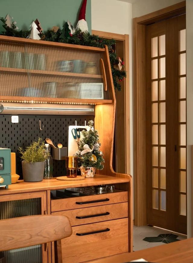 混搭|80㎡混搭风三居室，清新的绿色与优雅的胡桃木搭配，温馨又治愈