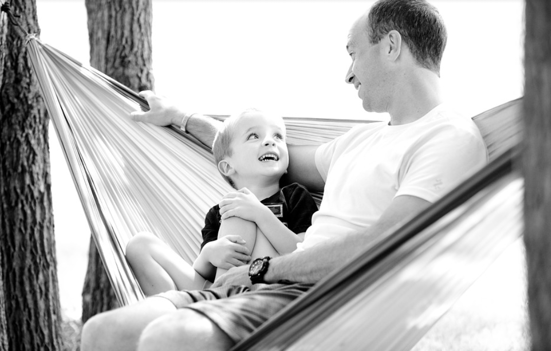 玥妈妈聊育儿|“你是男孩子,打针不能哭”,想要孩子坚强,不靠骂,而是这6点