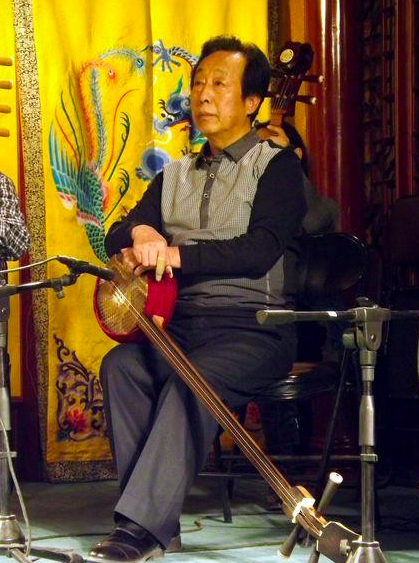 郭德纲|王惠探望恩师，合影时郭德纲夫妇礼貌性弯腰，张云雷则严肃恭敬