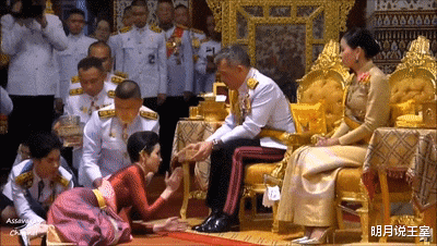 威廉王子 威廉阳台下蹲被制止，思凡蕊公主阳台开心拍照，两王室礼仪差距大