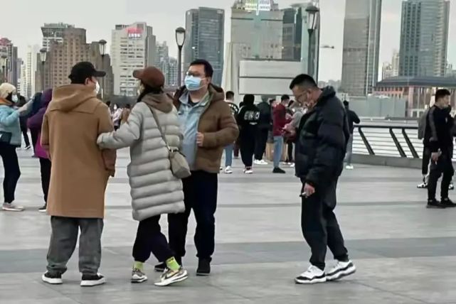 黄渤|2022吃瓜啦!黄渤被拍到和美女在酒吧狂欢,深夜同回酒店,好男人形象崩塌