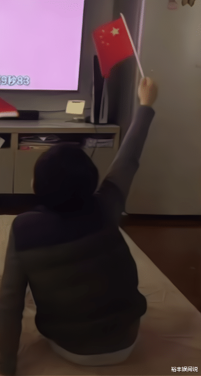 霍启刚|霍启刚晒仨儿女同框照,手拿红旗看苏炳添跑百米,家居寒酸太简朴