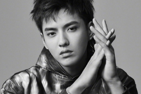 霍尊|霍尊穿红肚兜旧照曝光，扎丸子头神似哪吒，被戏称“金刚芭比”