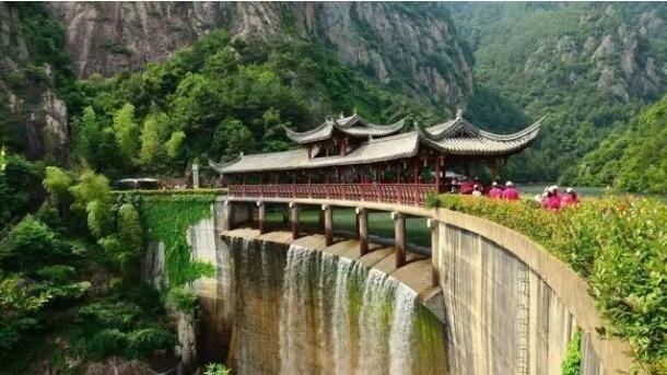 云南 浙江台州断流60多年的瀑布再现，属于国内罕见亲水梯级瀑布