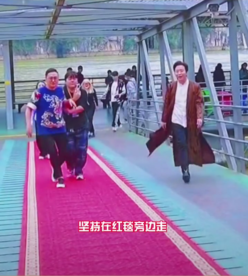 李玉刚|李玉刚参加活动拒走红毯,让出红毯走路面:红毯是娱乐圈明星走的