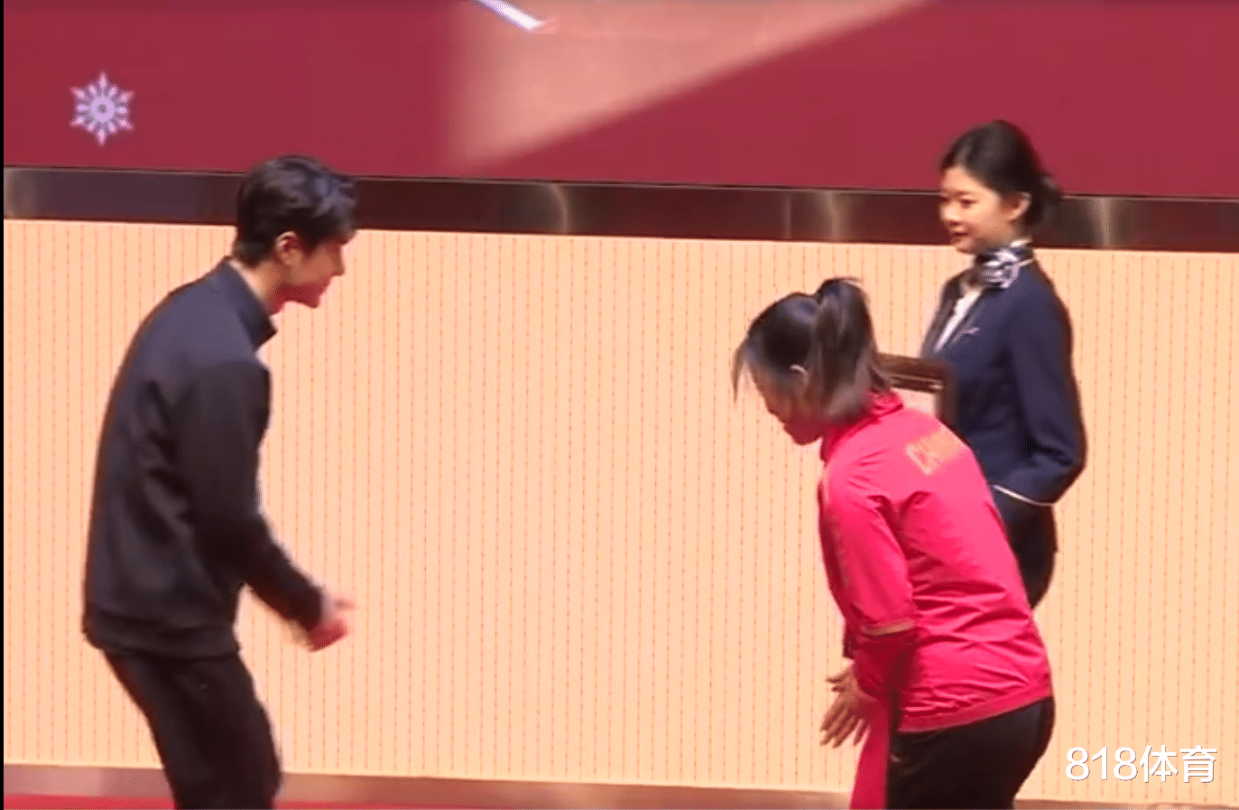 王一博|梦幻联动! 王一博给杨倩颁奖, 杨倩被男神帅到了, 心花怒放差点笑场