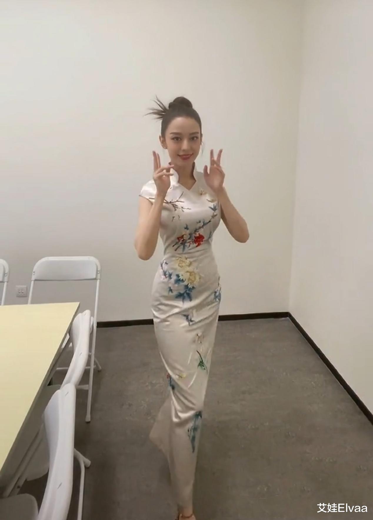 艾娃Elvaa|吉娜穿旗袍曲线迷人,满身刺绣显高贵,怪不得郎朗肯送DR钻戒