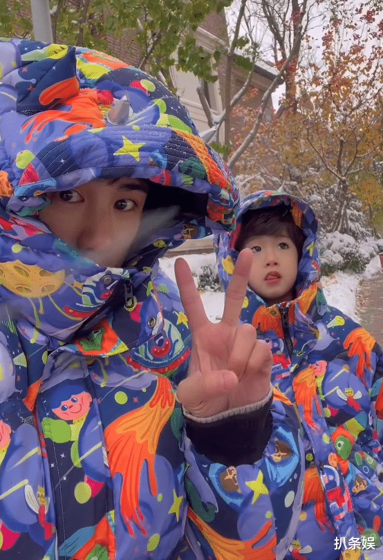 麦迪娜·买买提|姜潮一家雪地玩耍,2岁儿子偷吃雪花,麦迪娜产后瘦20多斤状态赞