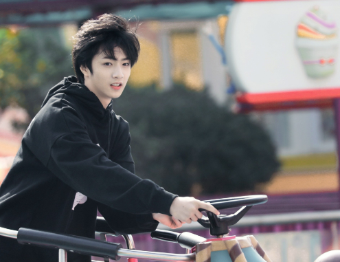 言承旭|刘耀文和妈妈视频体验分娩，亲妈亲弟正面首曝光，确定不进圈吗？