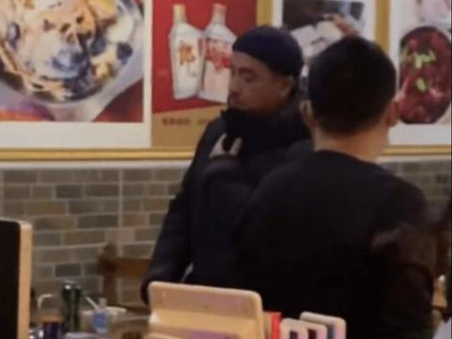 陈小春|53岁陈小春近照曝光，满脸胡茬显老态没人认出，和老婆像两代人