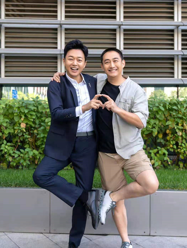 时尚风行派 46岁梅婷新剧要大火！杀青照她穿衬衫美貌出众，跟海清飙戏超期待