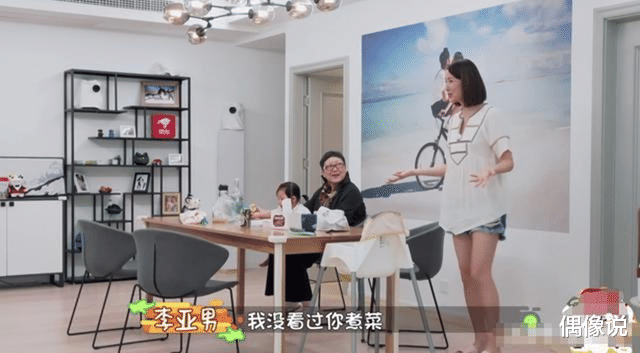 柳岩|王祖蓝晒全家福庆老婆37岁生日，一手抱娃一手端蛋糕，实力宠妻！